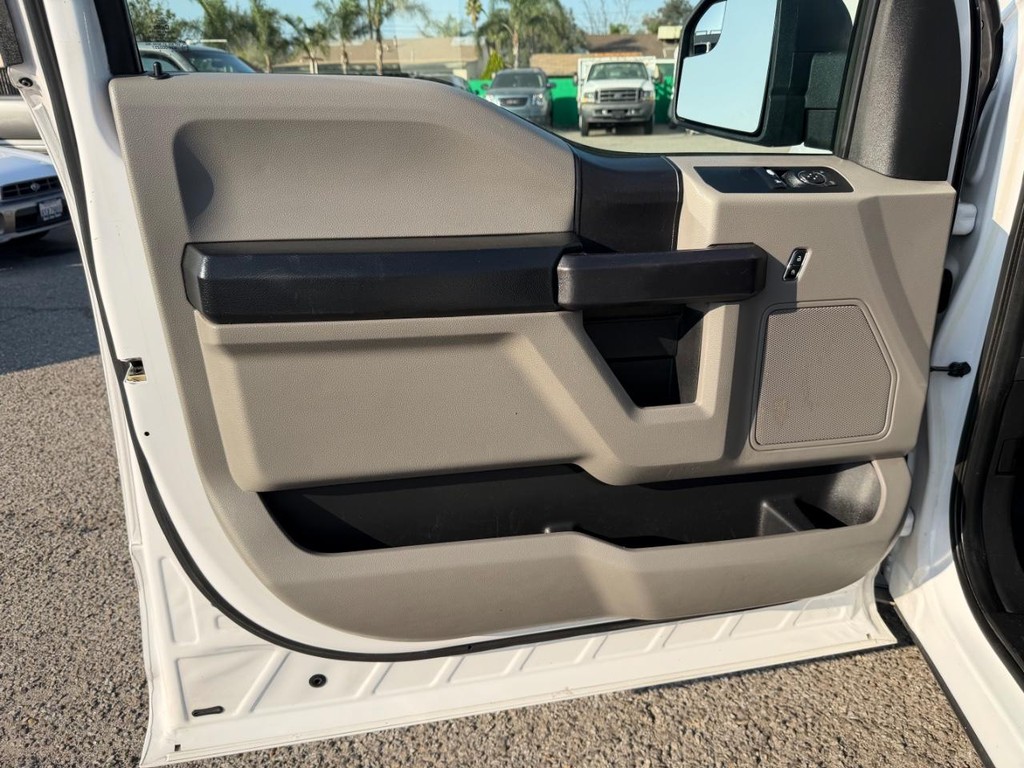 Ford F-150 Vehicle Full-screen Gallery Image 15