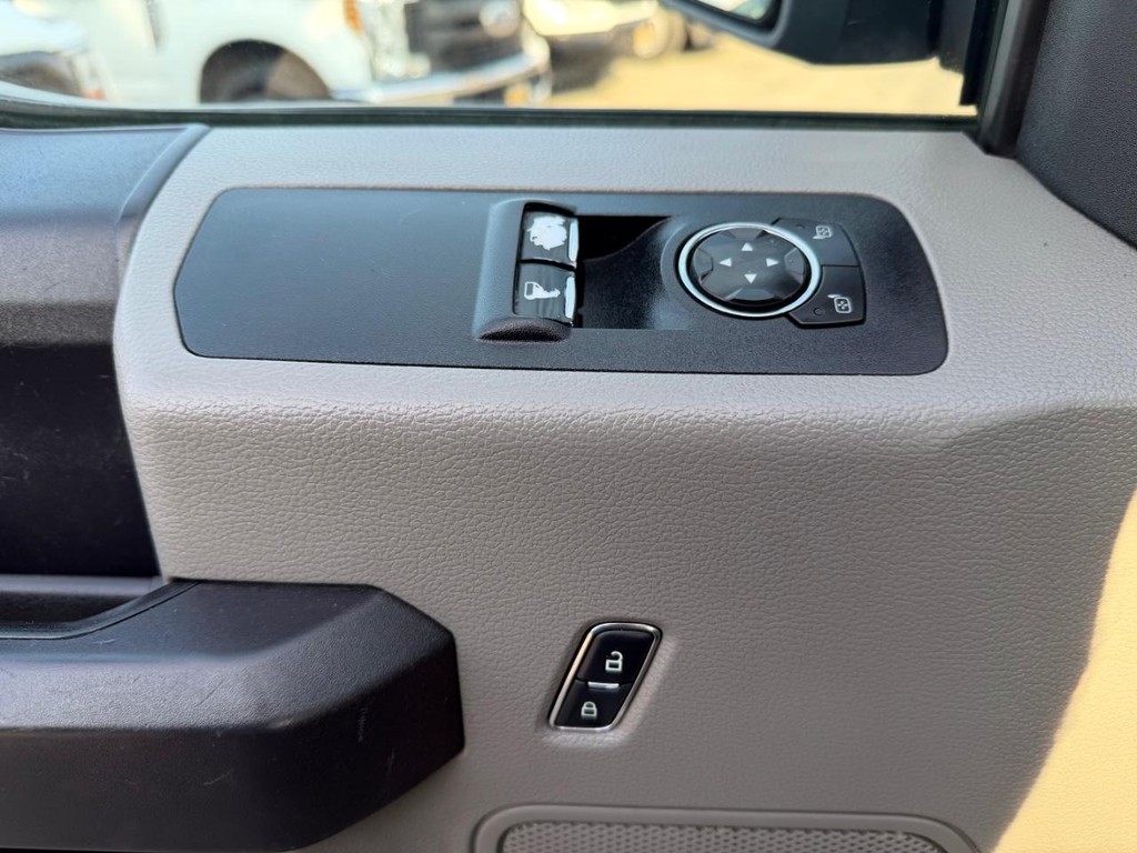 Ford F-150 Vehicle Full-screen Gallery Image 23