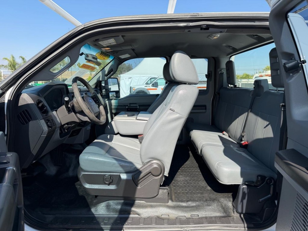 Ford F-250 Vehicle Full-screen Gallery Image 24