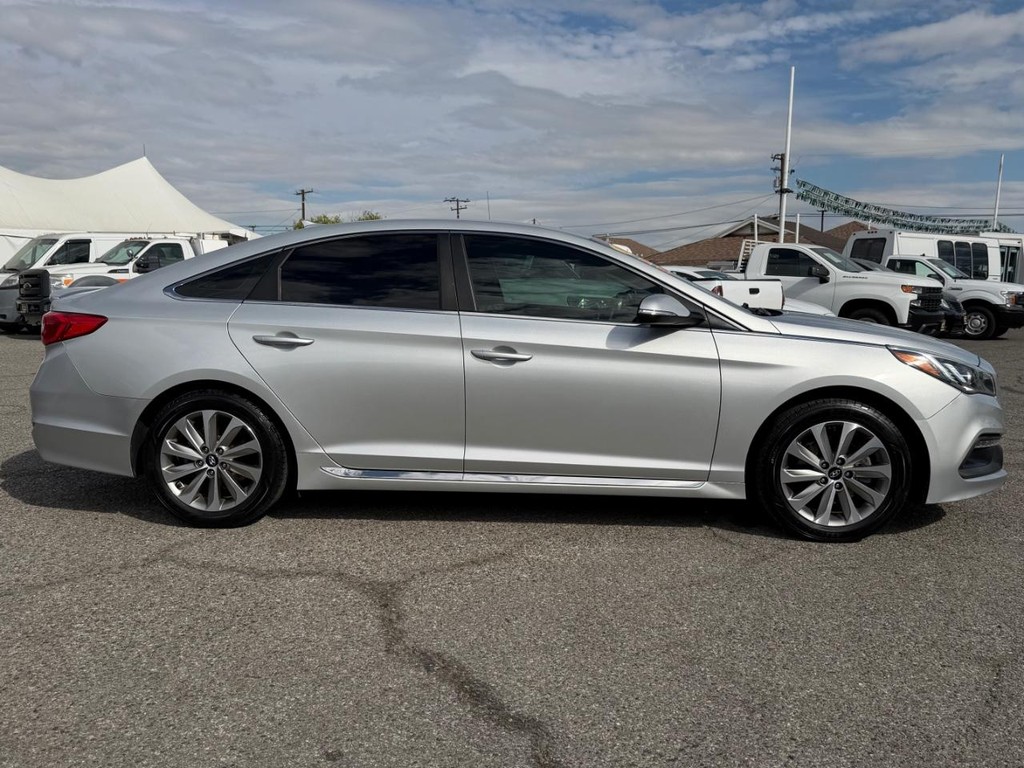 Hyundai Sonata Vehicle Full-screen Gallery Image 05