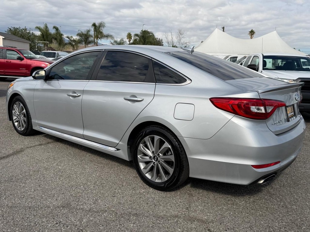 Hyundai Sonata Vehicle Full-screen Gallery Image 09