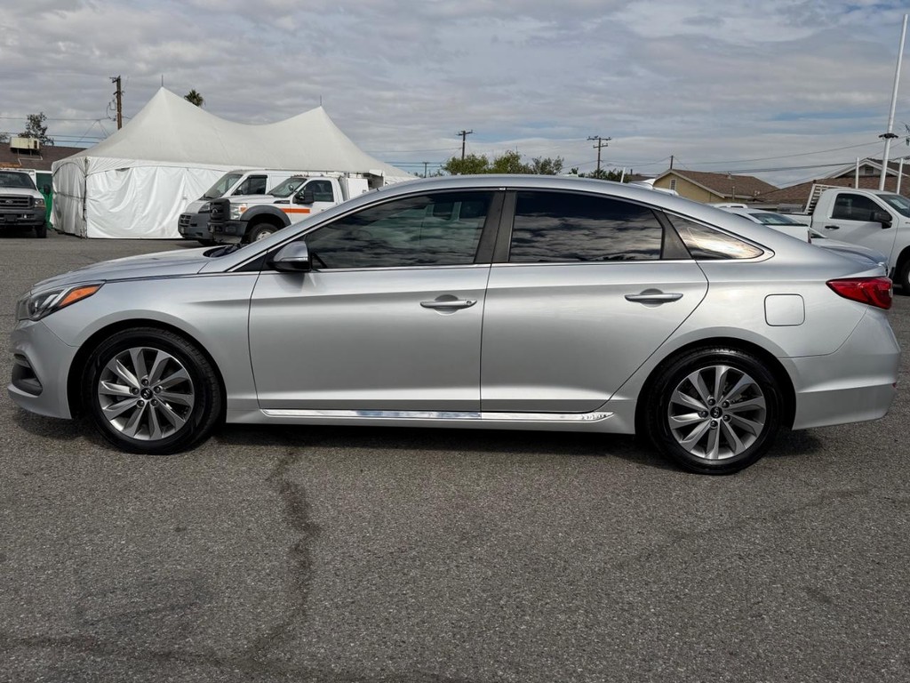 Hyundai Sonata Vehicle Full-screen Gallery Image 11