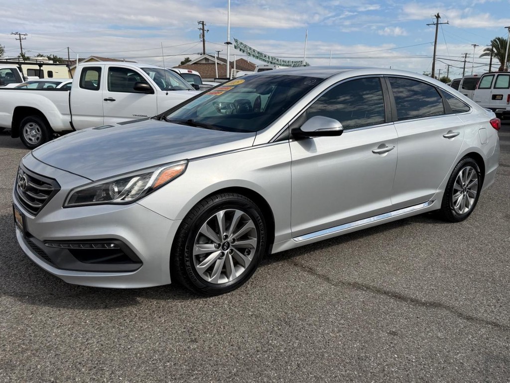 Hyundai Sonata Vehicle Full-screen Gallery Image 12