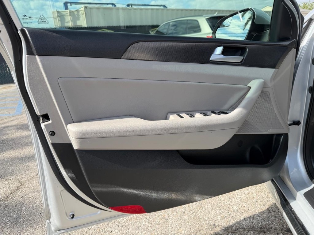 Hyundai Sonata Vehicle Full-screen Gallery Image 15