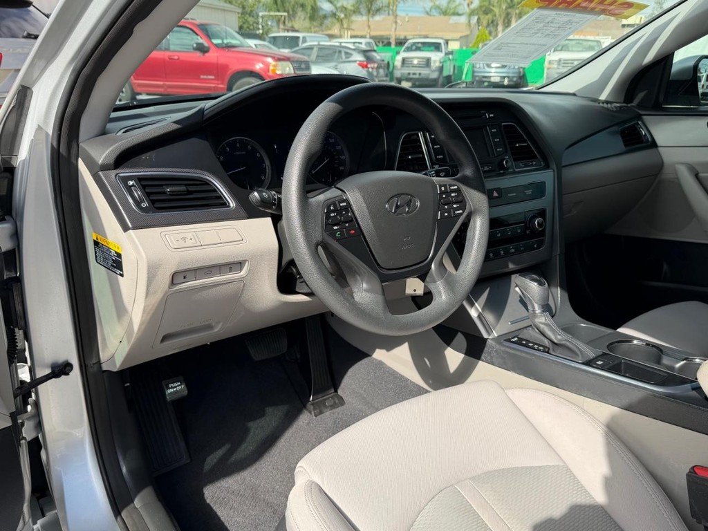 Hyundai Sonata Vehicle Full-screen Gallery Image 16