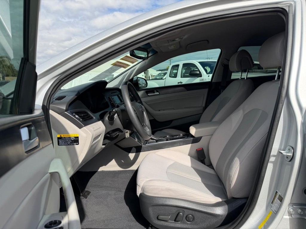 Hyundai Sonata Vehicle Full-screen Gallery Image 17