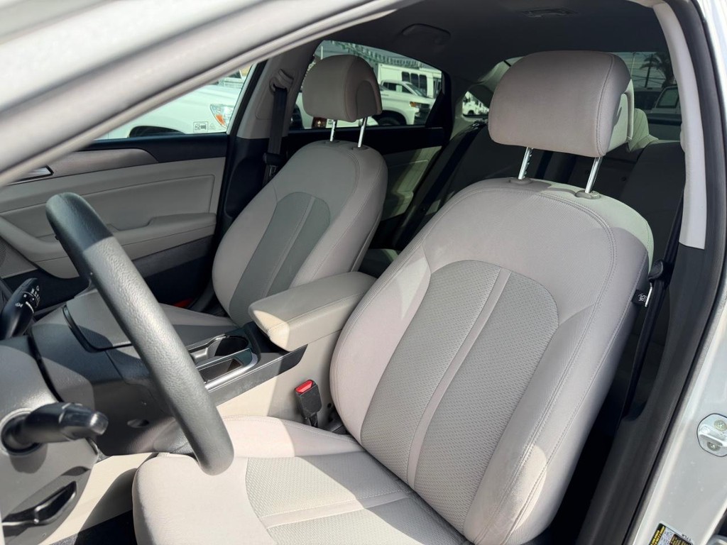 Hyundai Sonata Vehicle Full-screen Gallery Image 18