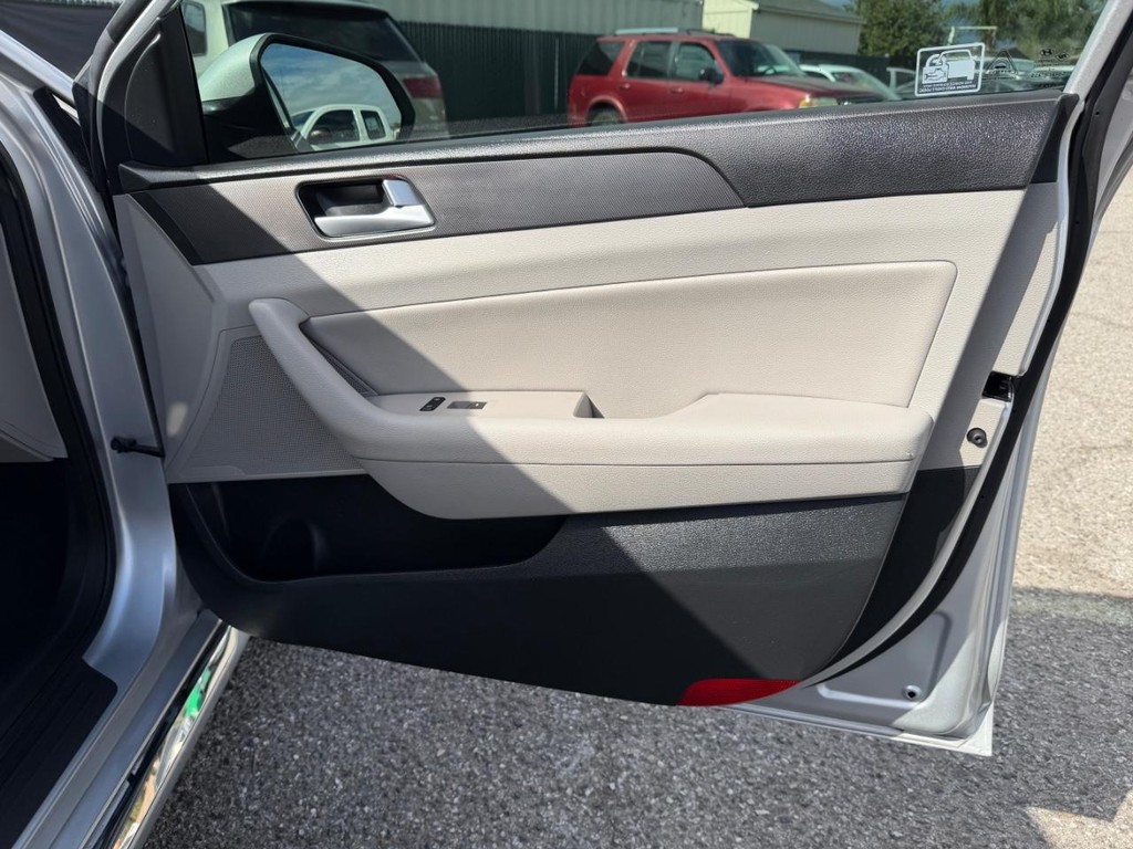 Hyundai Sonata Vehicle Full-screen Gallery Image 19