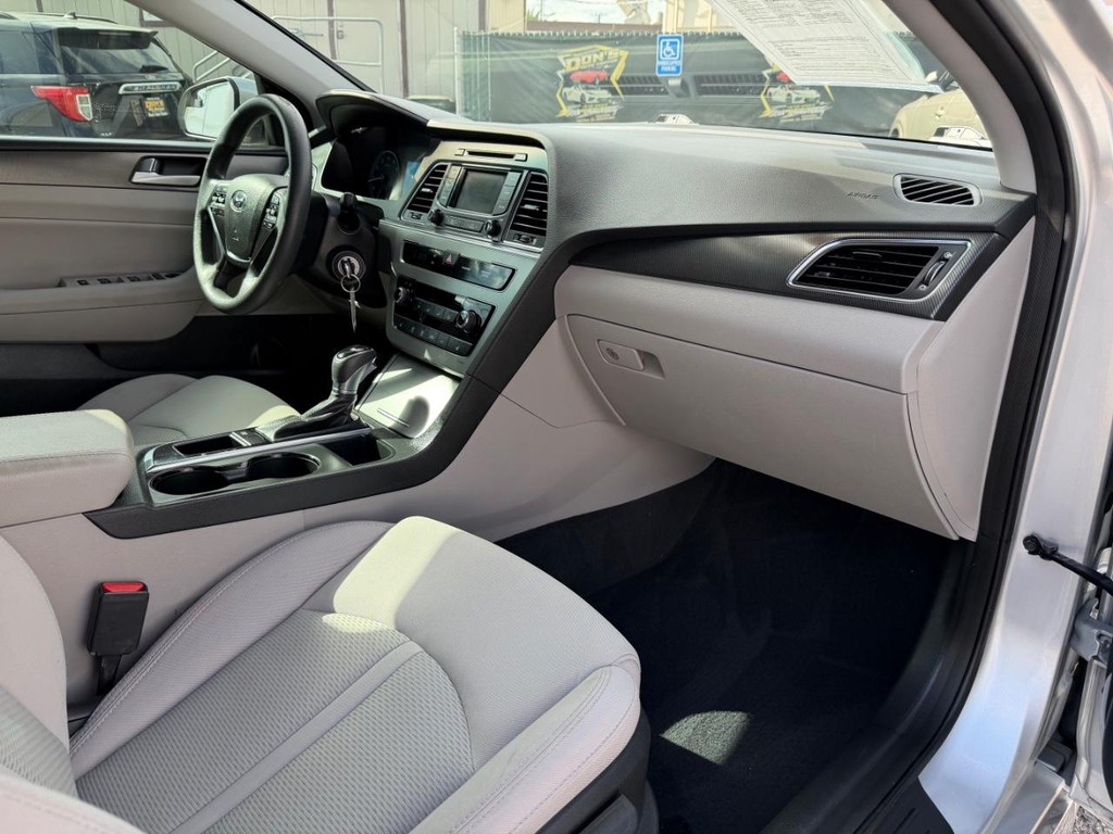 Hyundai Sonata Vehicle Full-screen Gallery Image 20