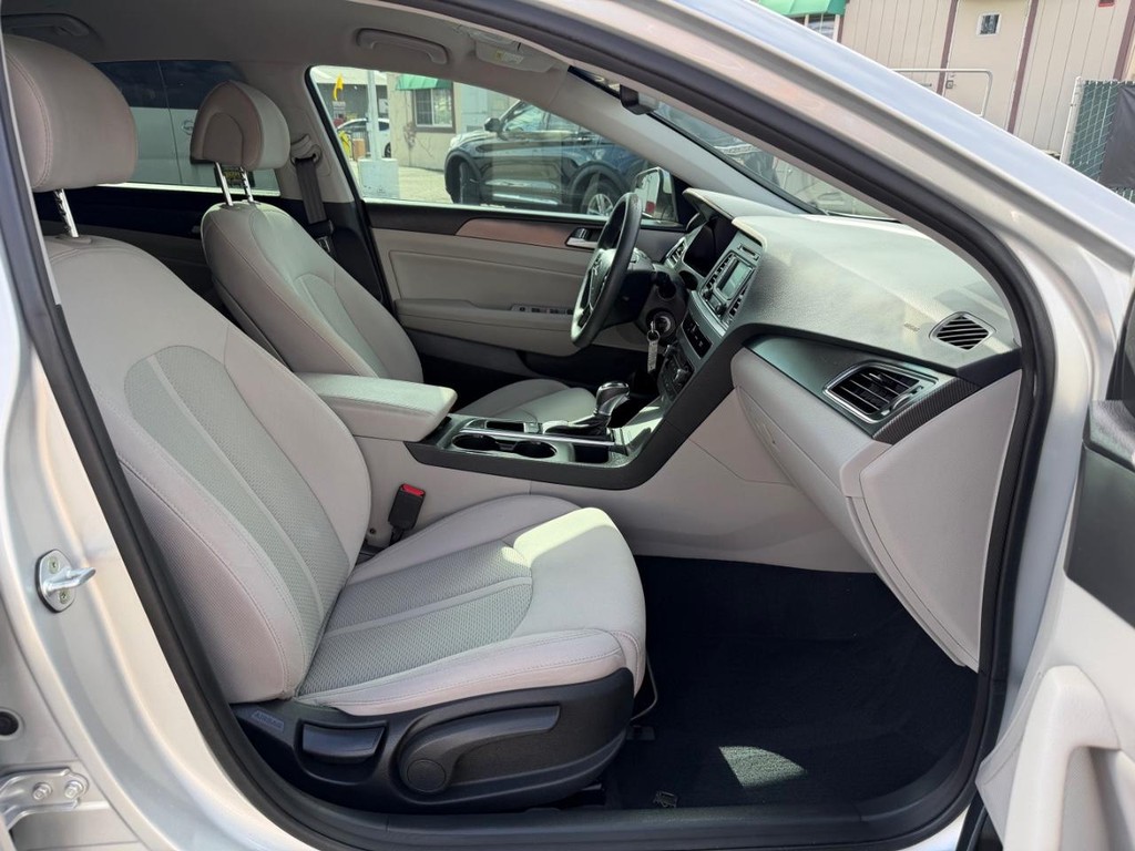 Hyundai Sonata Vehicle Full-screen Gallery Image 21