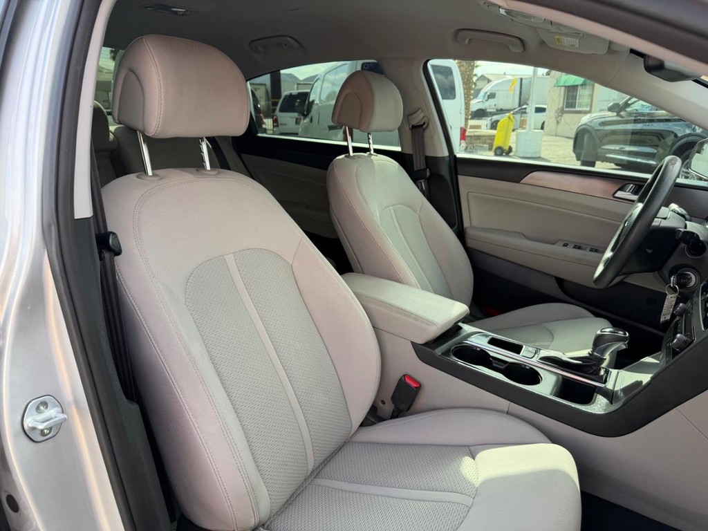 Hyundai Sonata Vehicle Full-screen Gallery Image 22