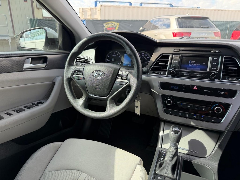 Hyundai Sonata Vehicle Full-screen Gallery Image 24
