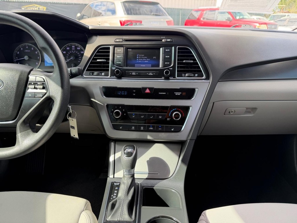 Hyundai Sonata Vehicle Full-screen Gallery Image 25