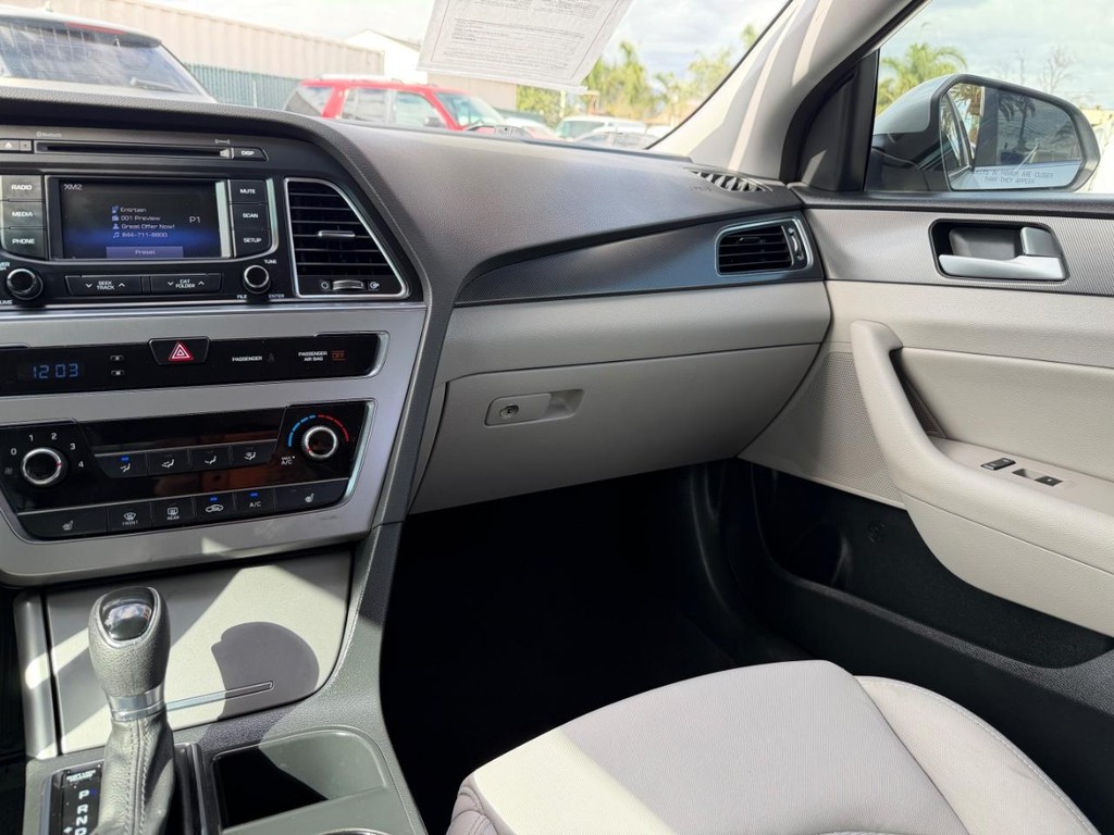 Hyundai Sonata Vehicle Full-screen Gallery Image 26