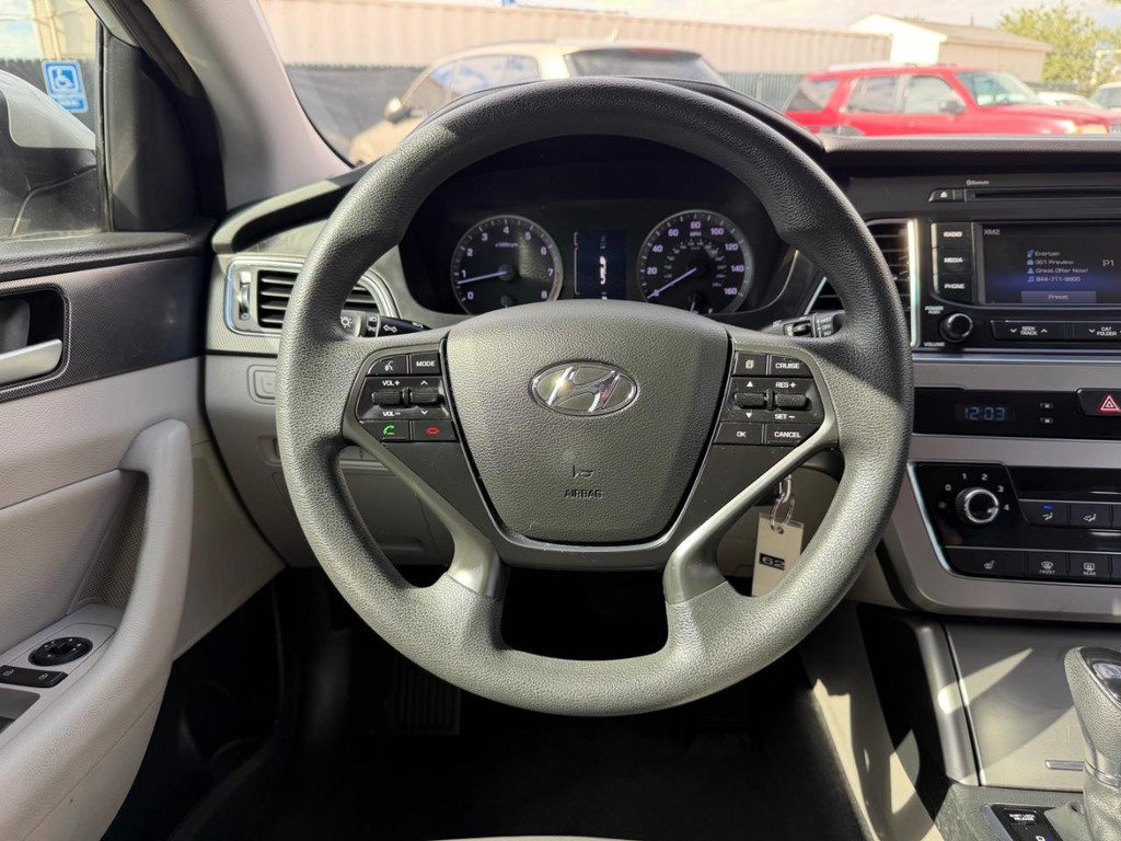 Hyundai Sonata Vehicle Full-screen Gallery Image 27