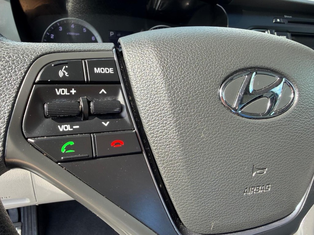 Hyundai Sonata Vehicle Full-screen Gallery Image 28