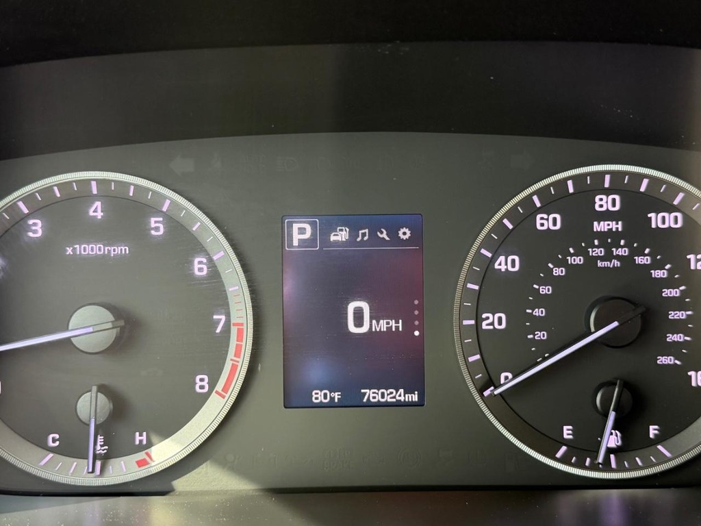 Hyundai Sonata Vehicle Full-screen Gallery Image 30