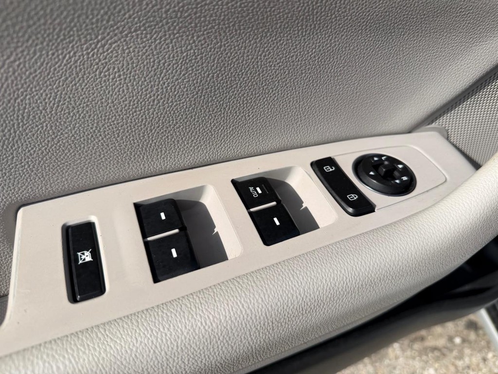 Hyundai Sonata Vehicle Full-screen Gallery Image 31