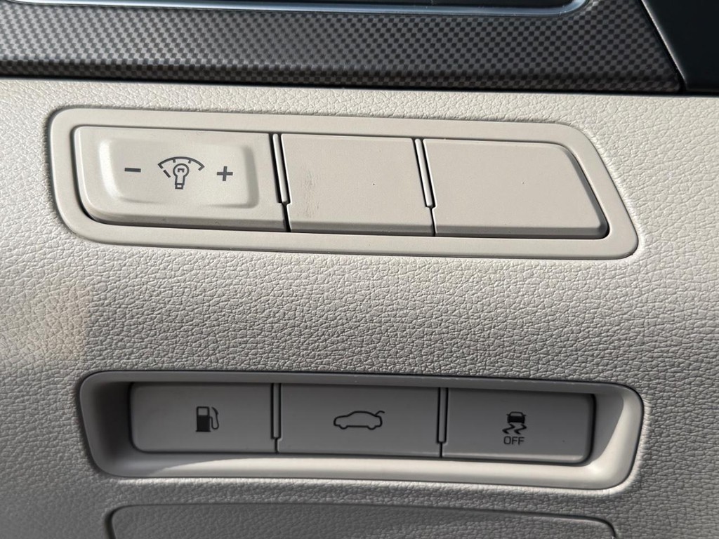 Hyundai Sonata Vehicle Full-screen Gallery Image 32