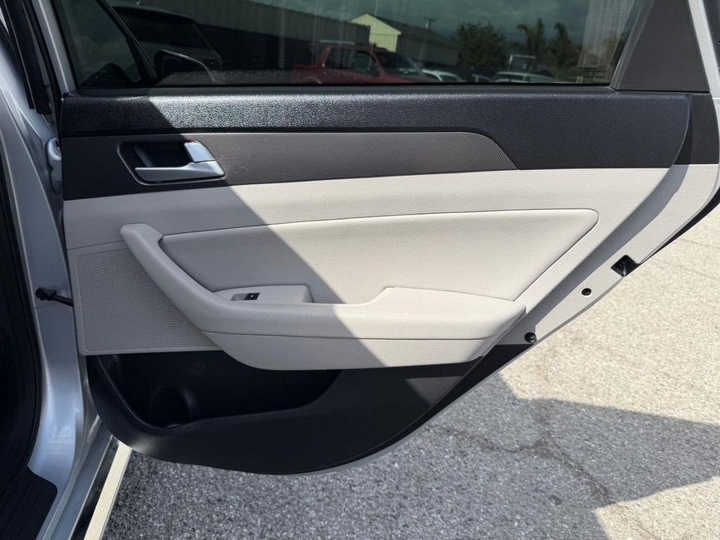Hyundai Sonata Vehicle Full-screen Gallery Image 34
