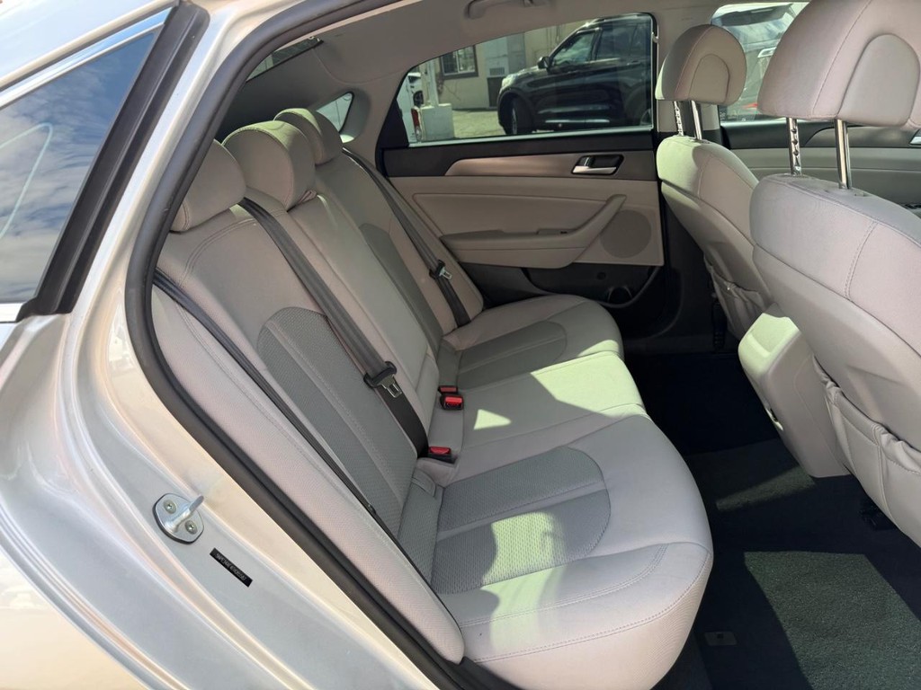 Hyundai Sonata Vehicle Full-screen Gallery Image 35