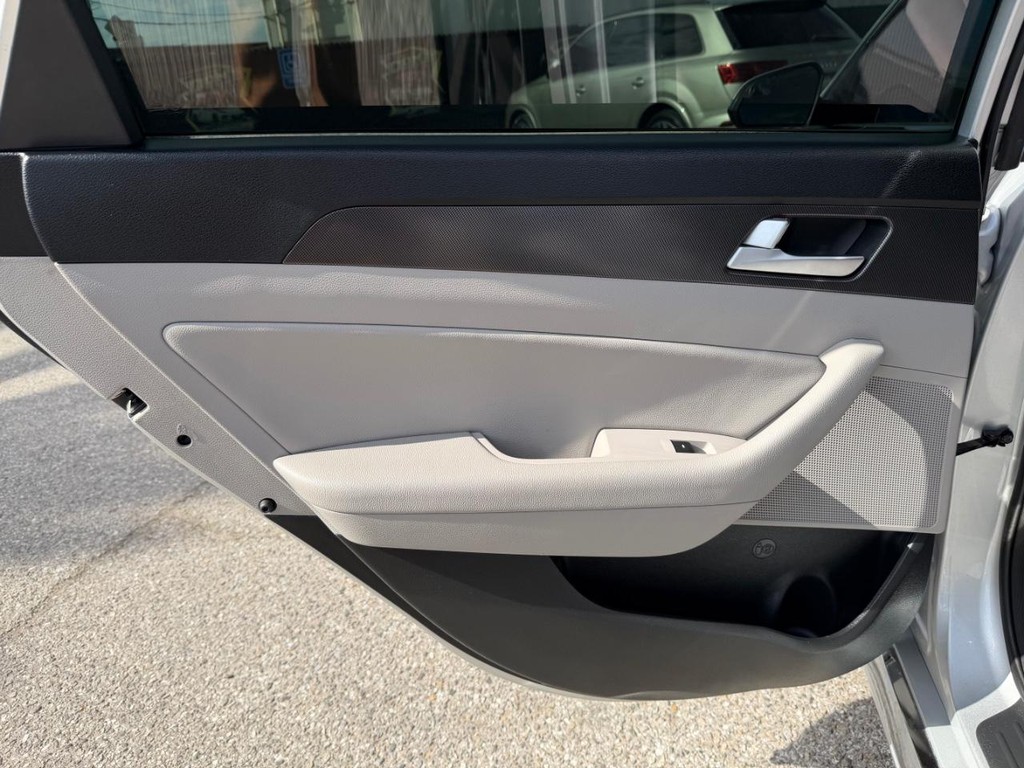 Hyundai Sonata Vehicle Full-screen Gallery Image 36