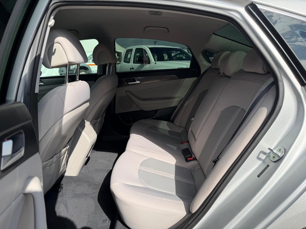 Hyundai Sonata Vehicle Full-screen Gallery Image 37