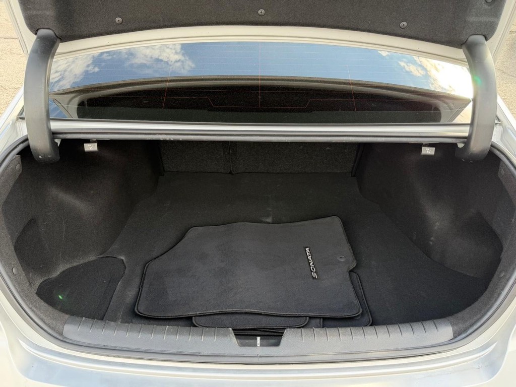 Hyundai Sonata Vehicle Full-screen Gallery Image 39