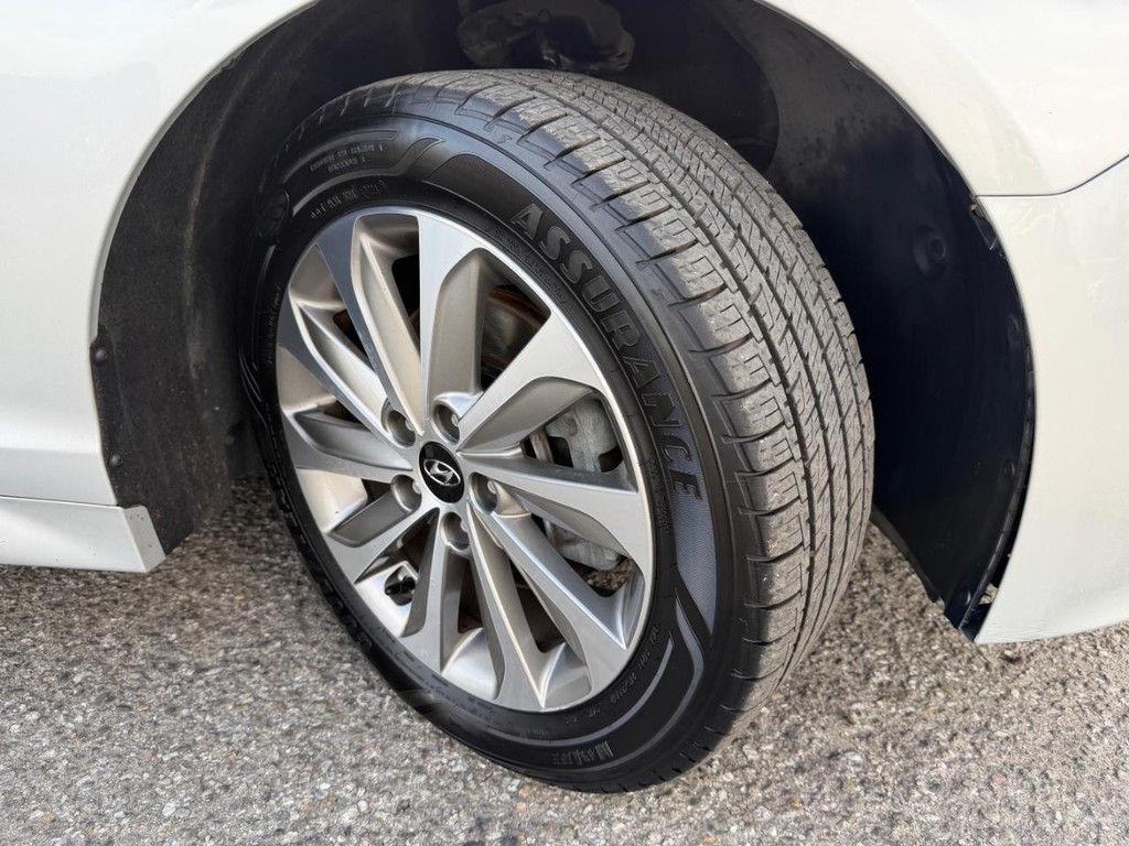 Hyundai Sonata Vehicle Full-screen Gallery Image 41