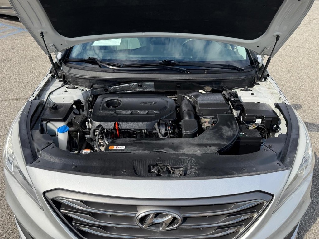 Hyundai Sonata Vehicle Full-screen Gallery Image 42
