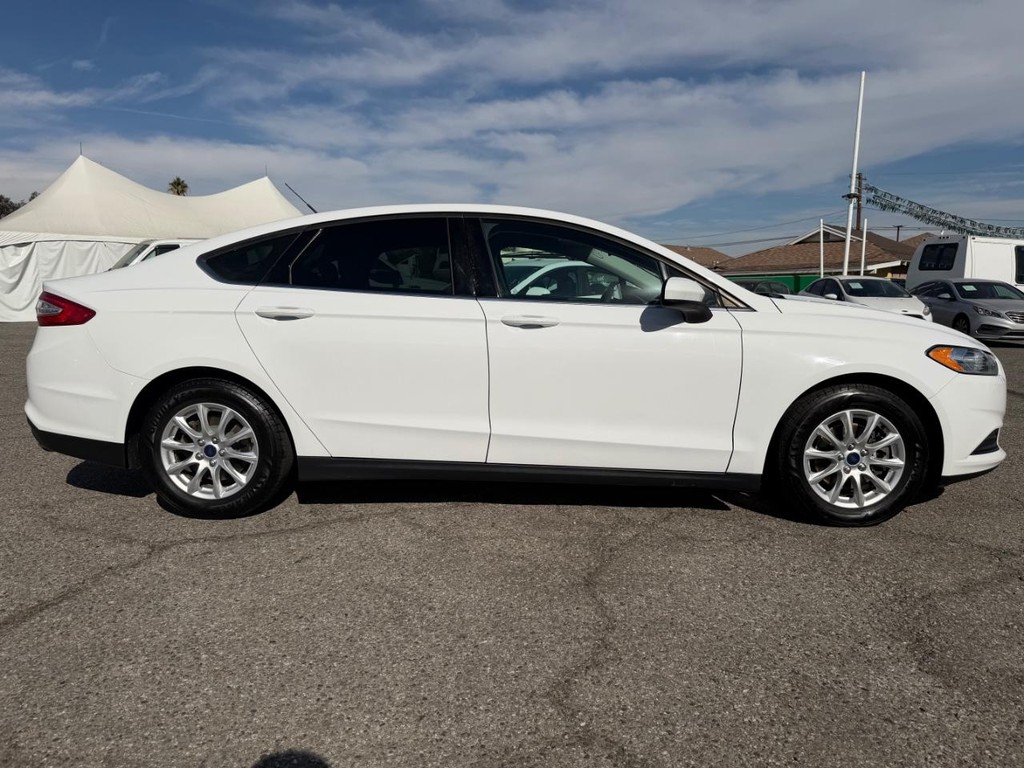 Ford Fusion Vehicle Full-screen Gallery Image 05