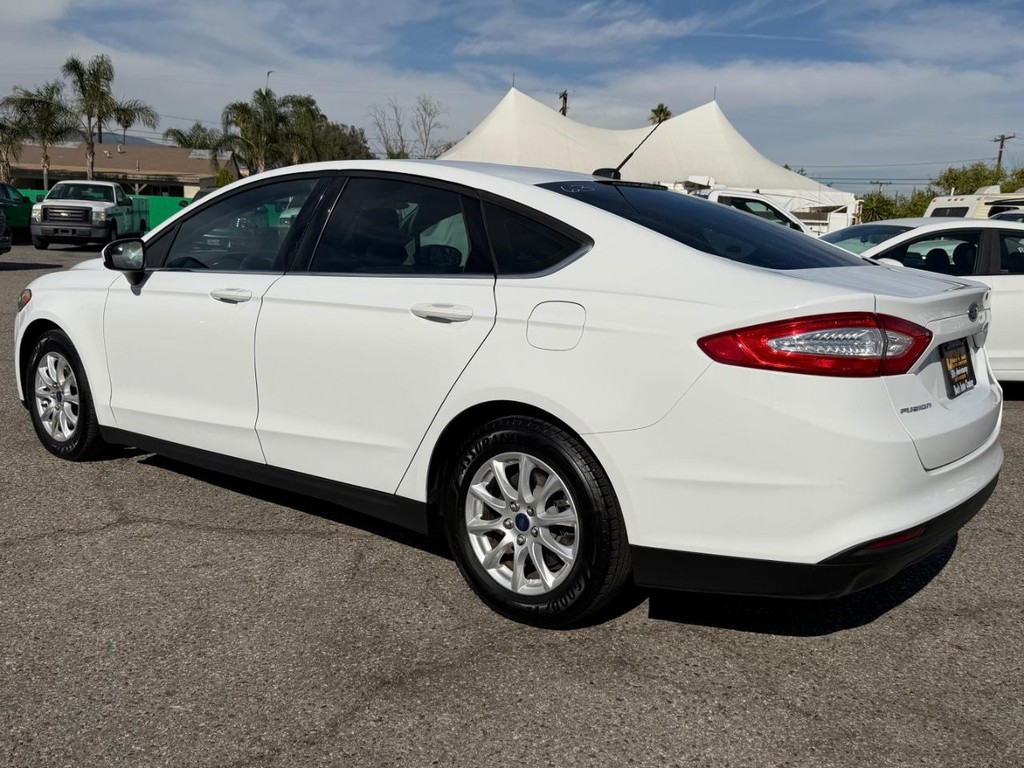 Ford Fusion Vehicle Full-screen Gallery Image 09