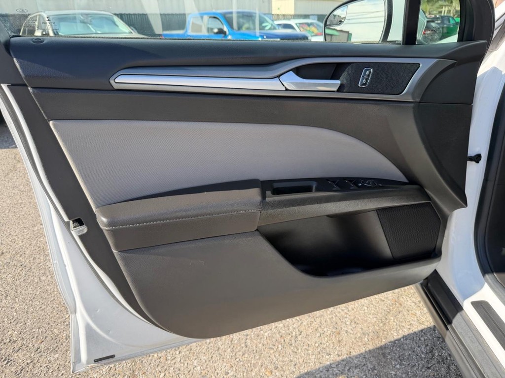 Ford Fusion Vehicle Full-screen Gallery Image 15