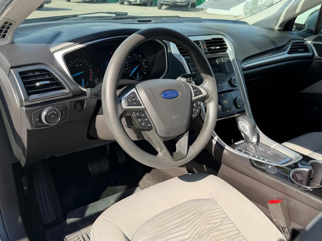 Ford Fusion Vehicle Full-screen Gallery Image 16