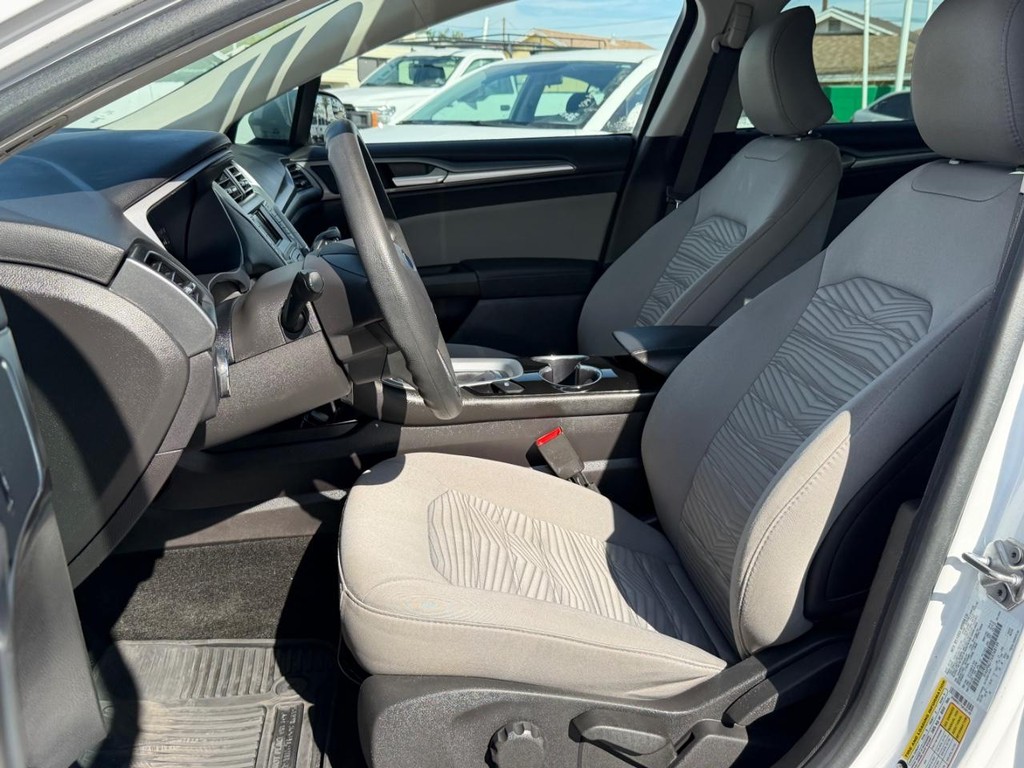 Ford Fusion Vehicle Full-screen Gallery Image 17