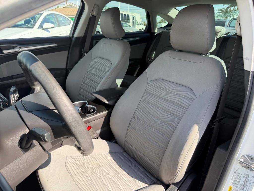 Ford Fusion Vehicle Full-screen Gallery Image 18