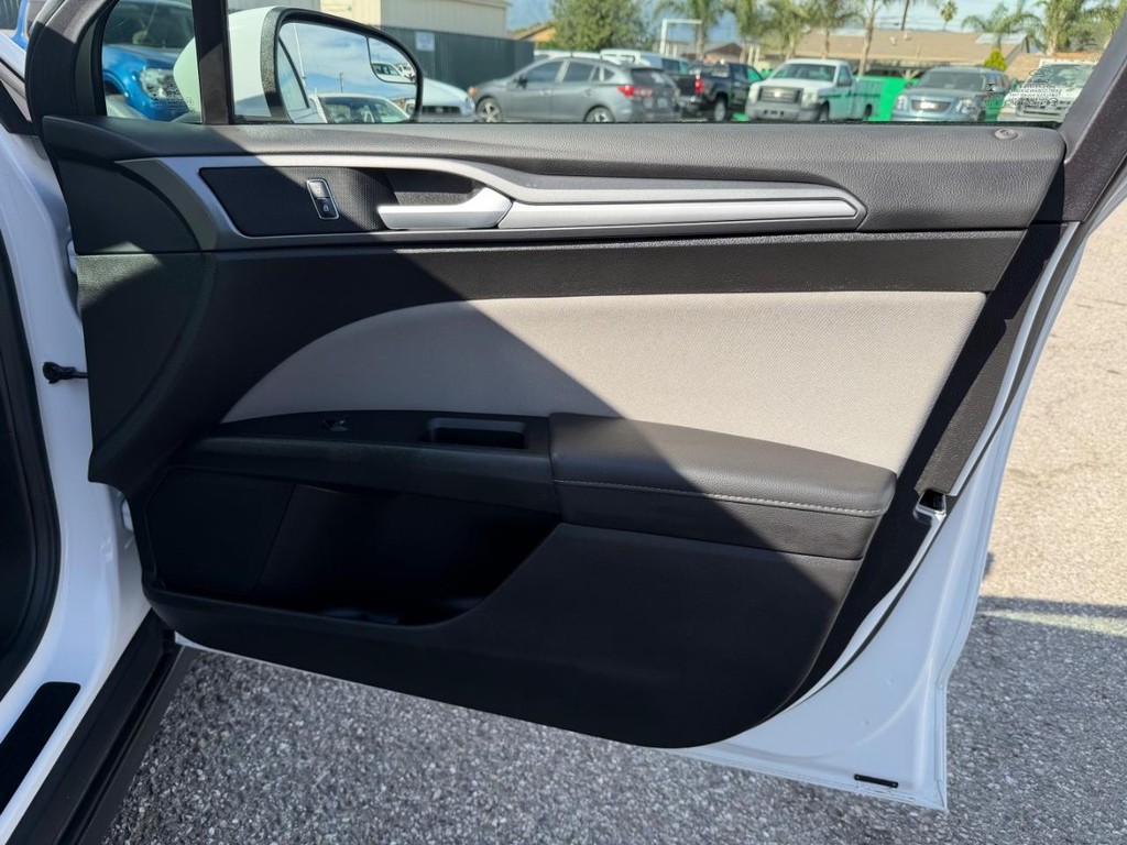 Ford Fusion Vehicle Full-screen Gallery Image 19