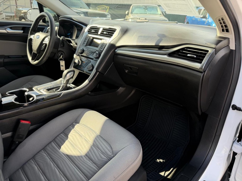 Ford Fusion Vehicle Full-screen Gallery Image 20