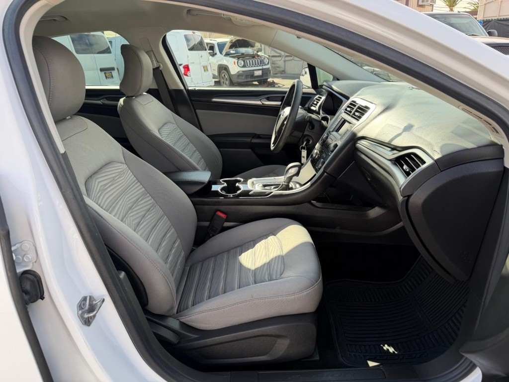 Ford Fusion Vehicle Full-screen Gallery Image 21