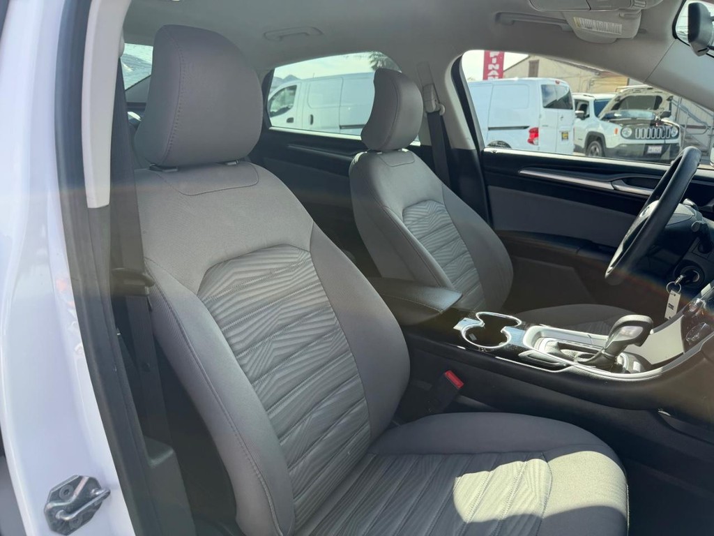 Ford Fusion Vehicle Full-screen Gallery Image 22