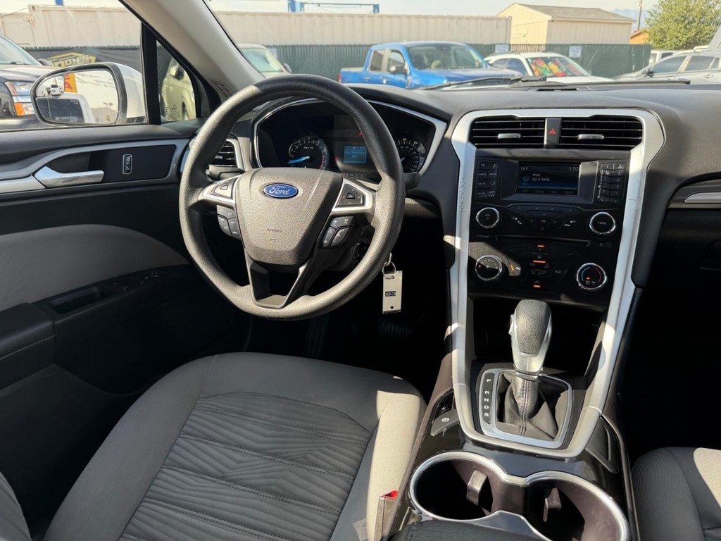 Ford Fusion Vehicle Full-screen Gallery Image 24