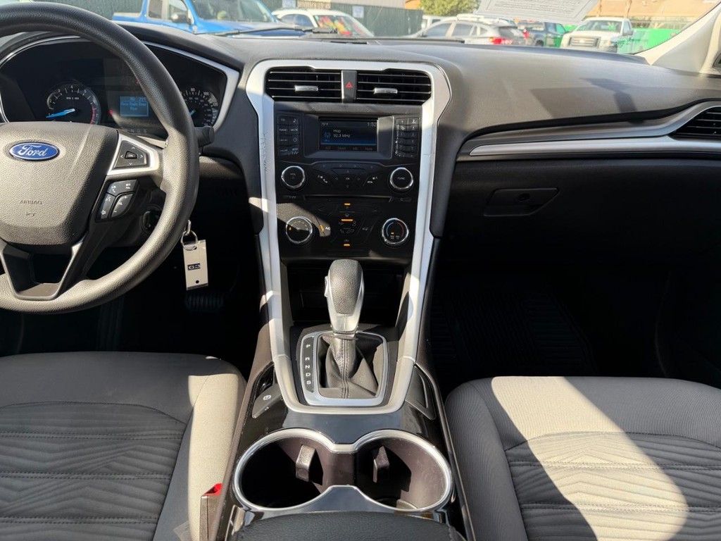 Ford Fusion Vehicle Full-screen Gallery Image 25