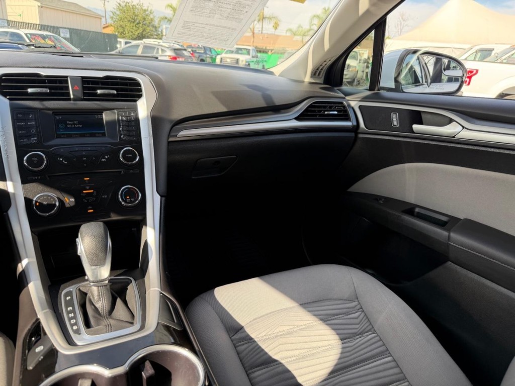 Ford Fusion Vehicle Full-screen Gallery Image 26