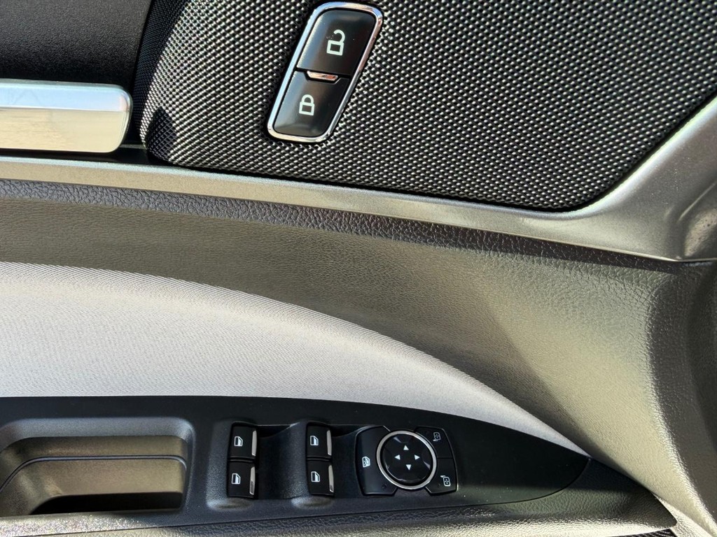 Ford Fusion Vehicle Full-screen Gallery Image 30