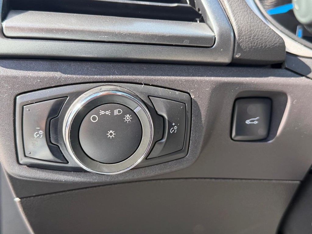 Ford Fusion Vehicle Full-screen Gallery Image 31