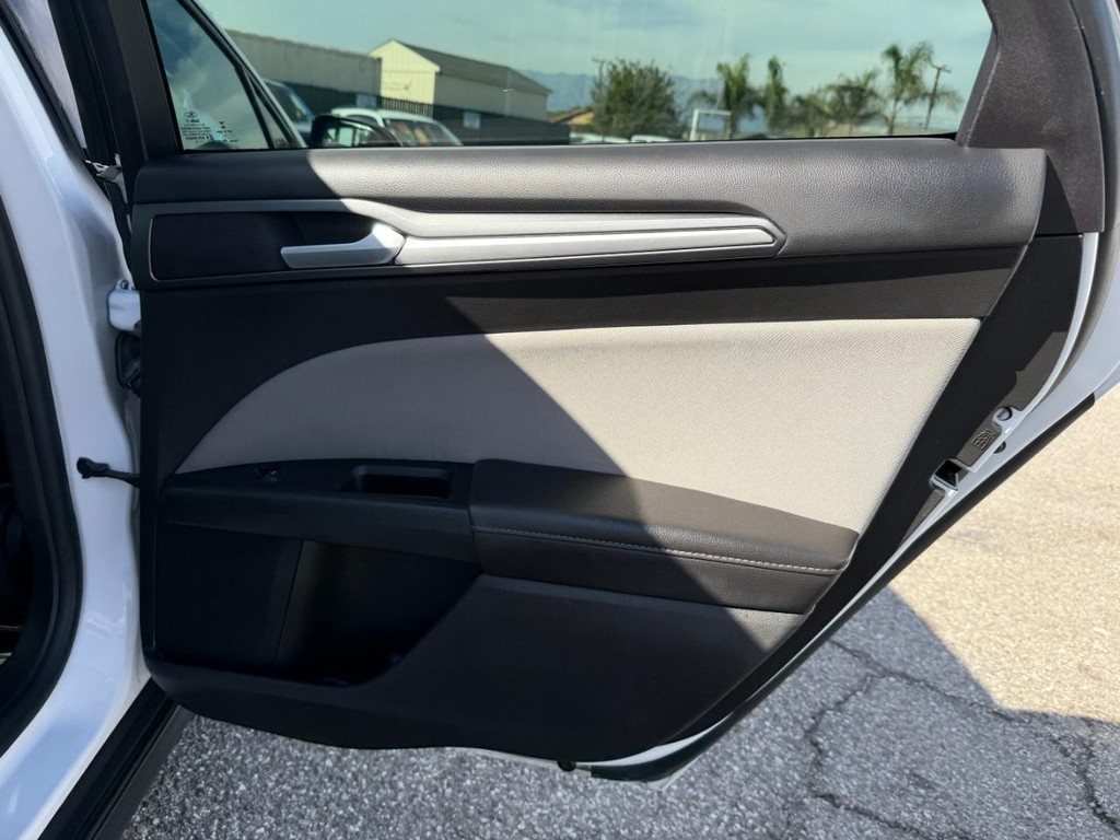 Ford Fusion Vehicle Full-screen Gallery Image 33