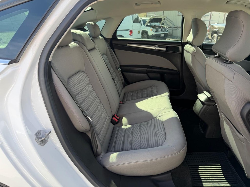 Ford Fusion Vehicle Full-screen Gallery Image 34