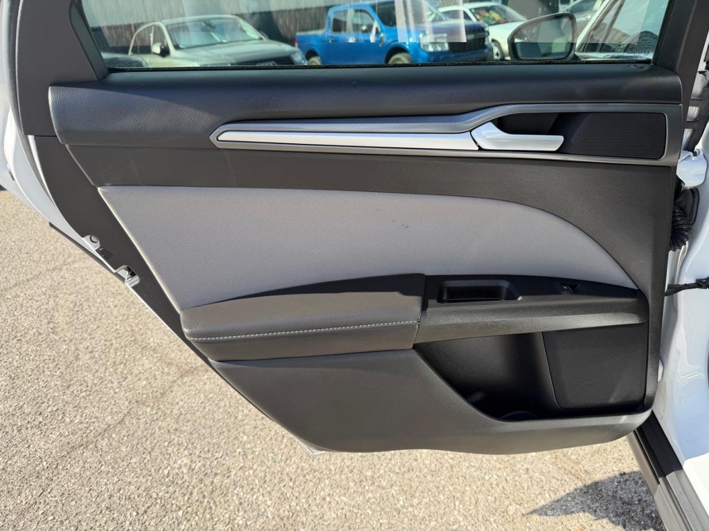 Ford Fusion Vehicle Full-screen Gallery Image 35