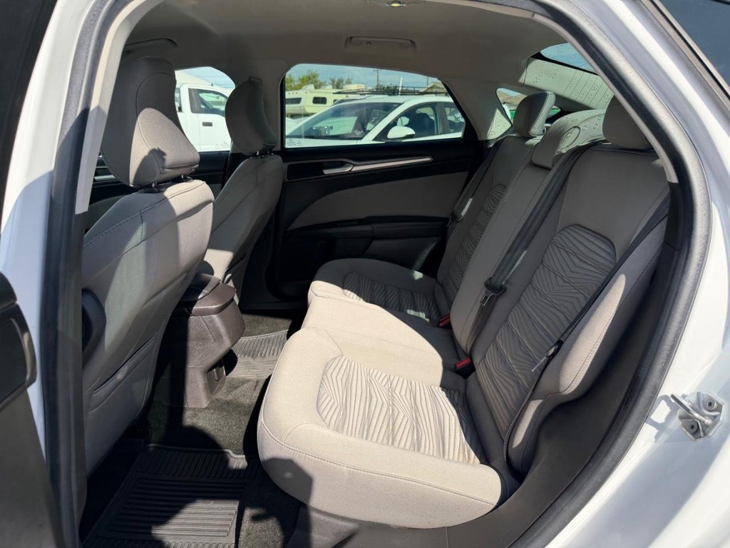 Ford Fusion Vehicle Full-screen Gallery Image 36