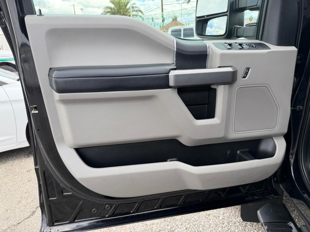 Ford F-450 Vehicle Full-screen Gallery Image 15